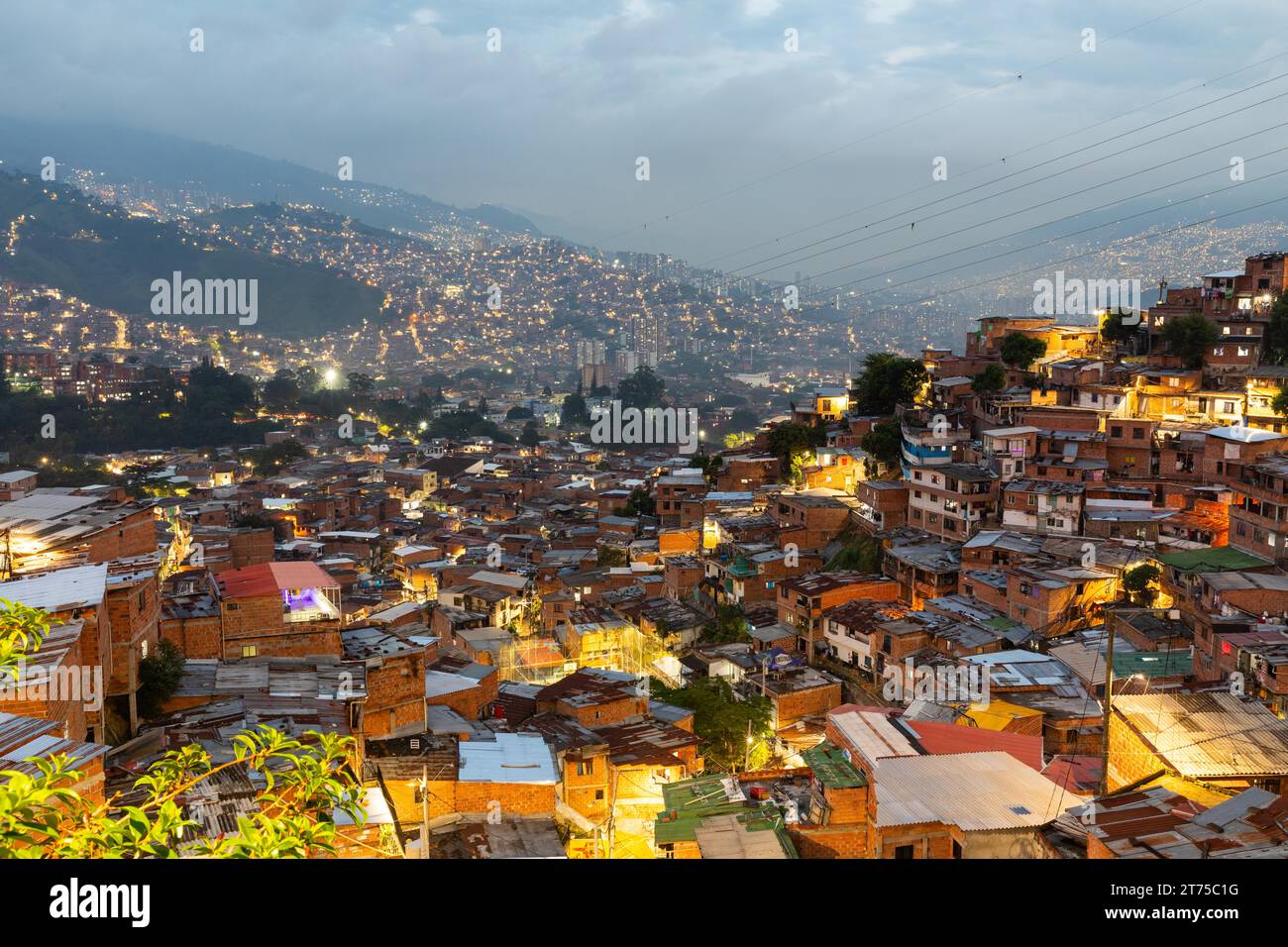 Maisons simples, heure bleue, soir, favela, Comuna 13, Medellin, Colombie Banque D'Images