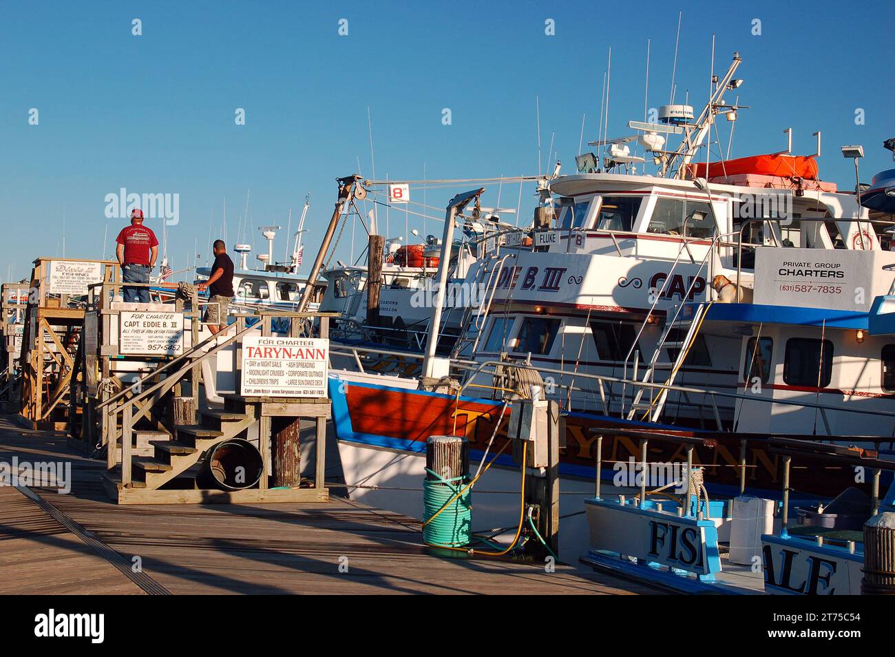 Des bateaux de pêche affrétés bordent la jetée au Captree State Park New York Banque D'Images