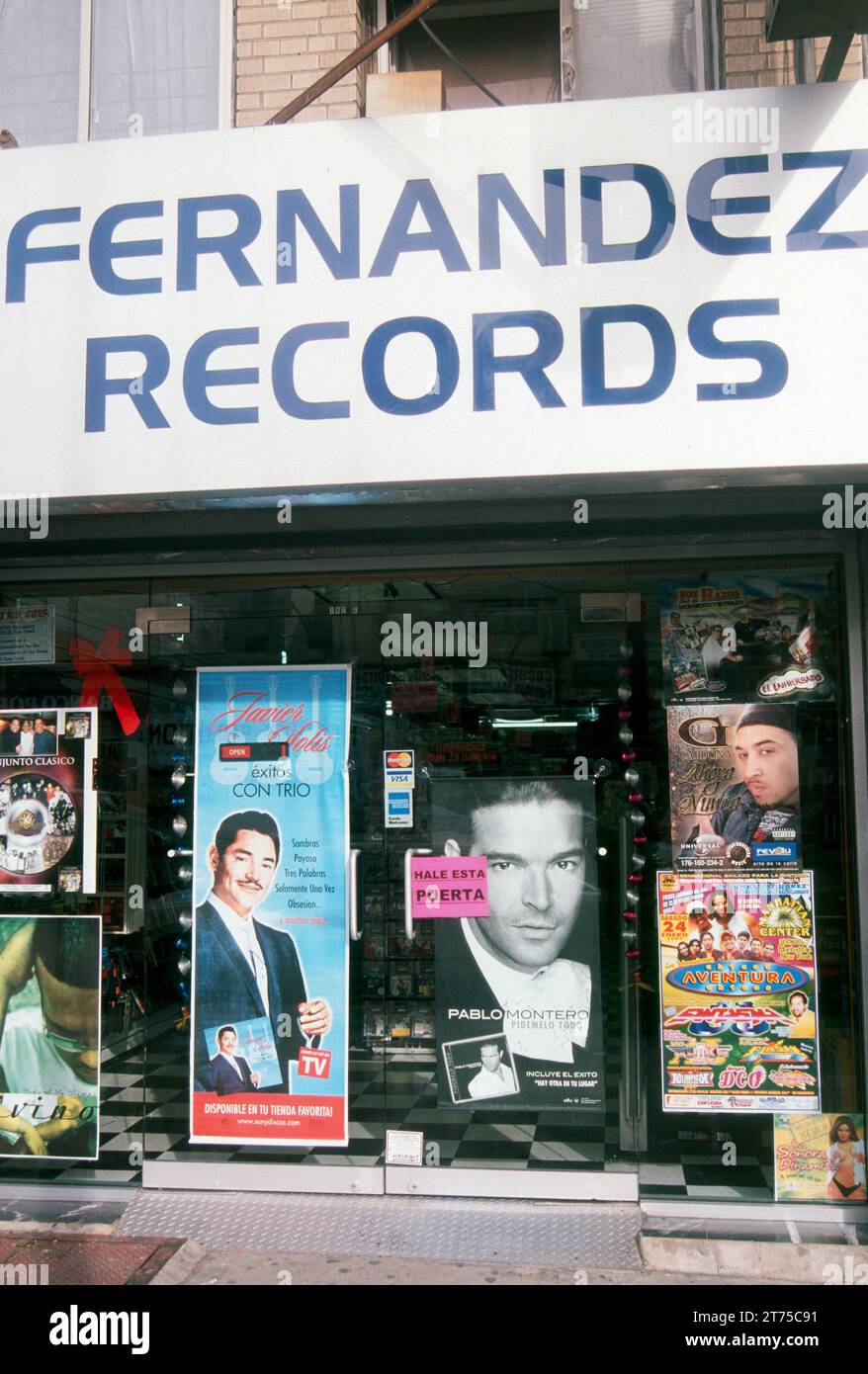 Fernandez Records, un magasin de musique spécialisé dans les chanteurs et artistes hispaniques, a une vitrine à Spanish Harlem, New York Banque D'Images