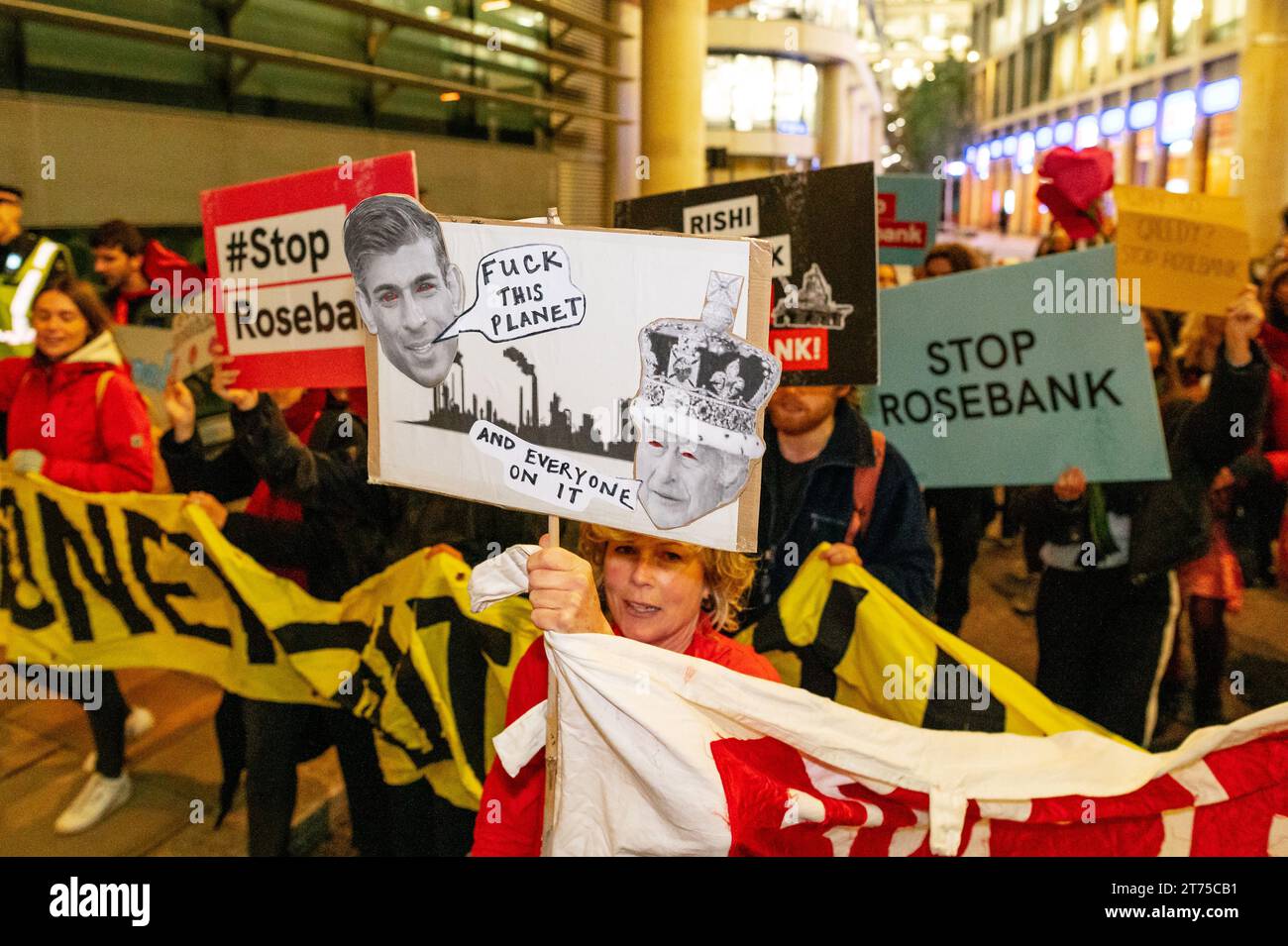 Londres, Royaume-Uni. 13 novembre 2023 : les manifestants de Fossil Free London se rassemblent devant le banquet du Lord Mayor en présence du Premier ministre britannique Rishi Sunak pour protester contre les nouvelles licences pétrolières et gazières et l'approbation du champ pétrolifère de Rosebank. Crédit : Andrea Domeniconi/Alamy Live News Banque D'Images