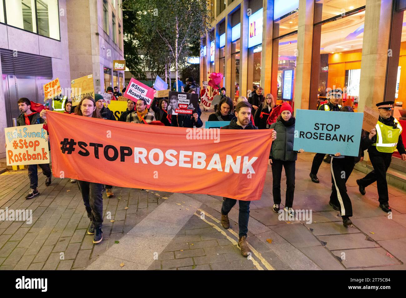 Londres, Royaume-Uni. 13 novembre 2023 : les manifestants de Fossil Free London se rassemblent devant le banquet du Lord Mayor en présence du Premier ministre britannique Rishi Sunak pour protester contre les nouvelles licences pétrolières et gazières et l'approbation du champ pétrolifère de Rosebank. Crédit : Andrea Domeniconi/Alamy Live News Banque D'Images