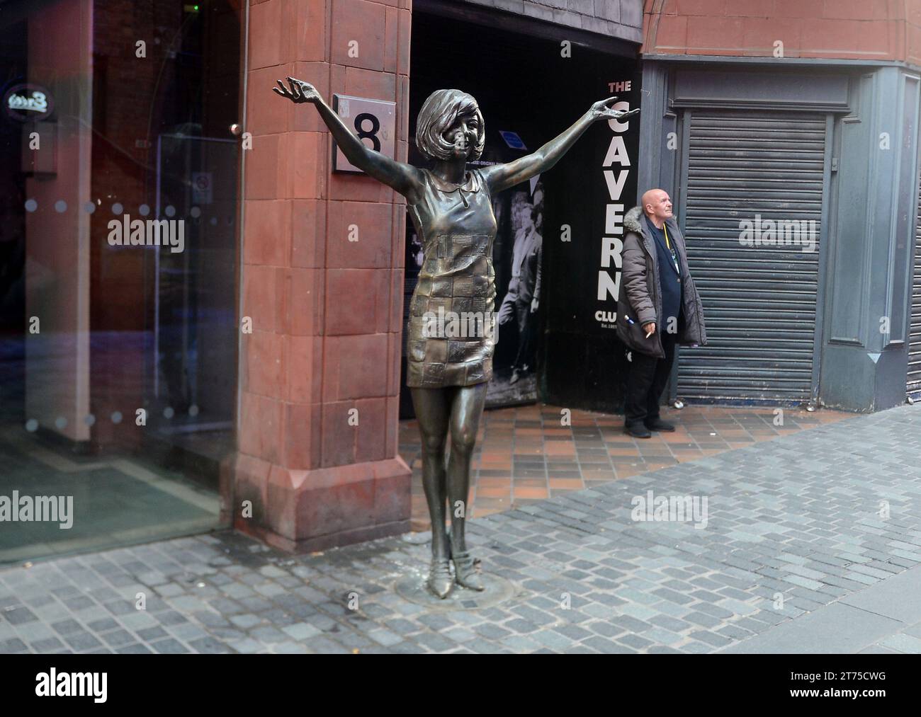 Liverpool, Angleterre, Grande-Bretagne. 1 octobre 2023. 20231001 : la statue de Cilla Black se dresse devant l'entrée originale du Cavern Club, où l'artiste a joué un jour, sur Mathew Street à Liverpool, en Angleterre. (Image de crédit : © Chuck Myers/ZUMA Press Wire) USAGE ÉDITORIAL SEULEMENT! Non destiné à UN USAGE commercial ! Banque D'Images