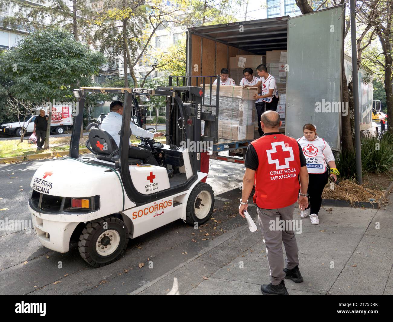 Des volontaires de la Croix-Rouge à Mexico Load ont apporté leur aide sur des camions à destination d'Acapulco ravagée par l'ouragan Otis en novembre 2023. Banque D'Images