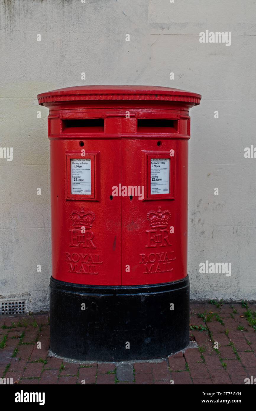 Boîte à piler à double ouverture rouge Royal Mail - ER Banque D'Images