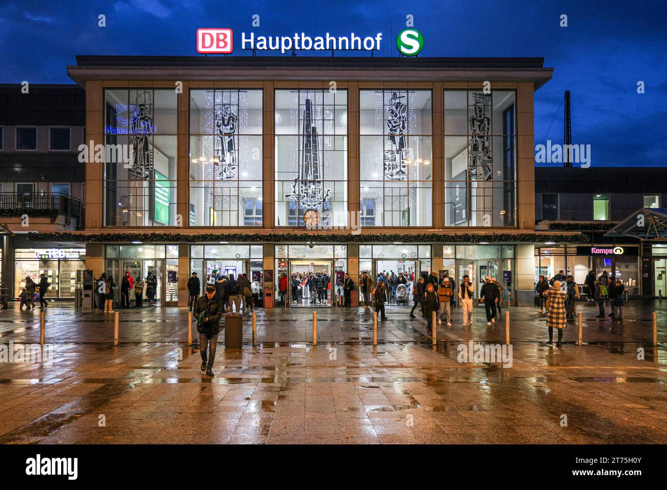 Dortmund hauptbahnhof la nuit Banque de photographies et d’images à