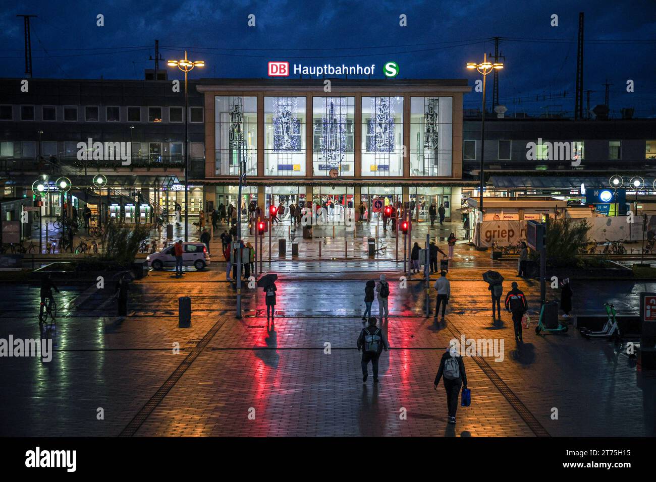 Dortmund hauptbahnhof la nuit Banque de photographies et d’images à