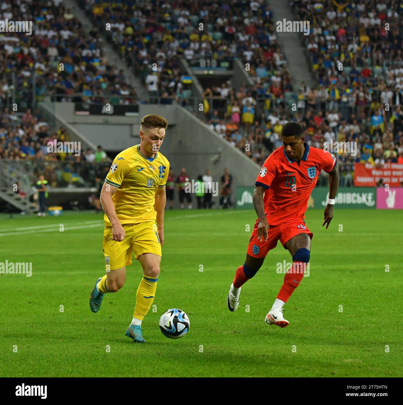 Wroclaw, Pologne - 9 septembre 2023 : Viktor Tsygankov d'Ukraine (L) se bat pour un ballon avec Marcus Rashford d'Angleterre lors de leur match de qualification UEFA EURO 2024 à Tarczynski Arena. Tirage au sort 1-1 Banque D'Images