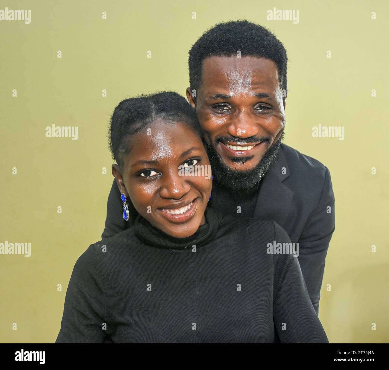 Une séance photo pré-mariage à ACO, Abuja au Nigeria Banque D'Images