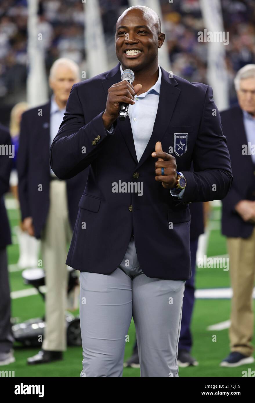 Arlington, TX USA : ancien joueur des Cowboys de Dallas et nouveau récipiendaire de la bague d'honneur, DaMarcus Ware parle lors de son intronisation à la mi-temps d'un match de la NFL Banque D'Images