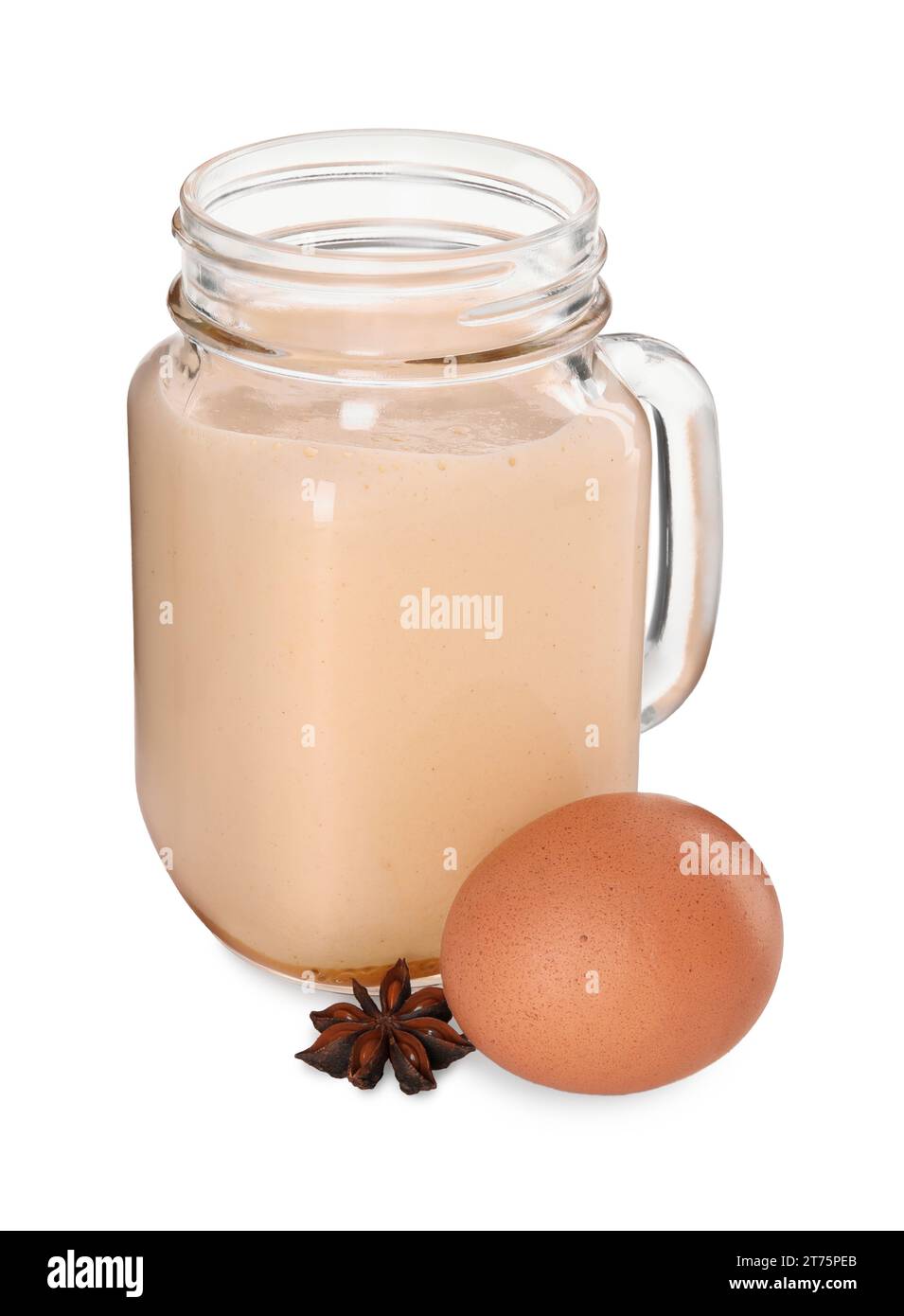 Pot Mason en verre de délicieux lait de poule avec étoile d'anis et œuf isolé sur blanc Banque D'Images