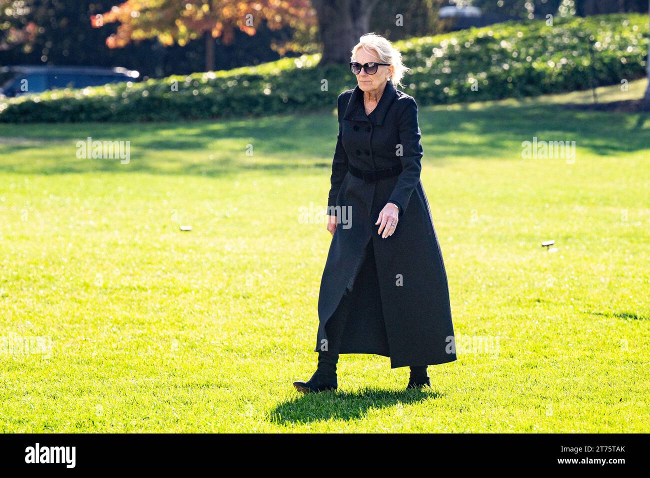 Washington, États-Unis. 13 novembre 2023. Première dame Jill Biden marchant sur la pelouse sud vers la Maison Blanche. Crédit : SOPA Images Limited/Alamy Live News Banque D'Images