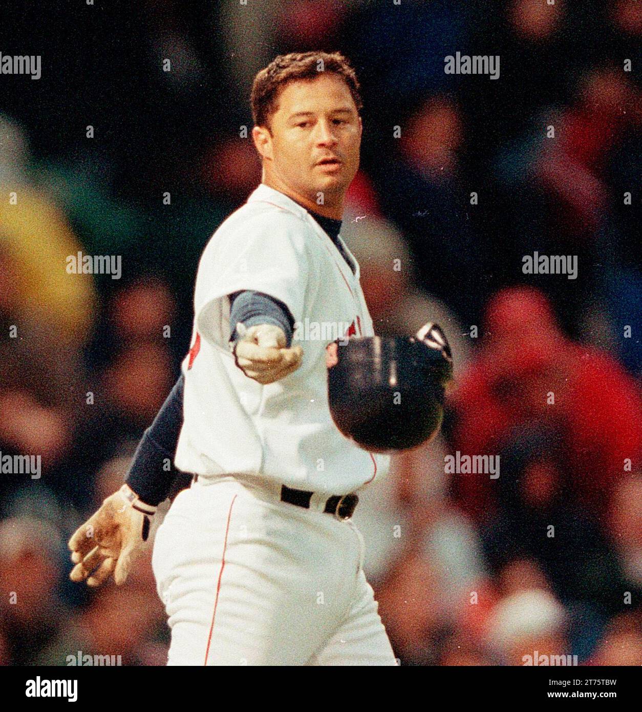 Saison 2000 des Red Sox Tigers le troisième joueur de base des Red Sox John Valentin lance salut helmut après avoir frappé pendant le match contre les Tigers au Fenway Park à Boston Ma photo de Bill Belknap Banque D'Images