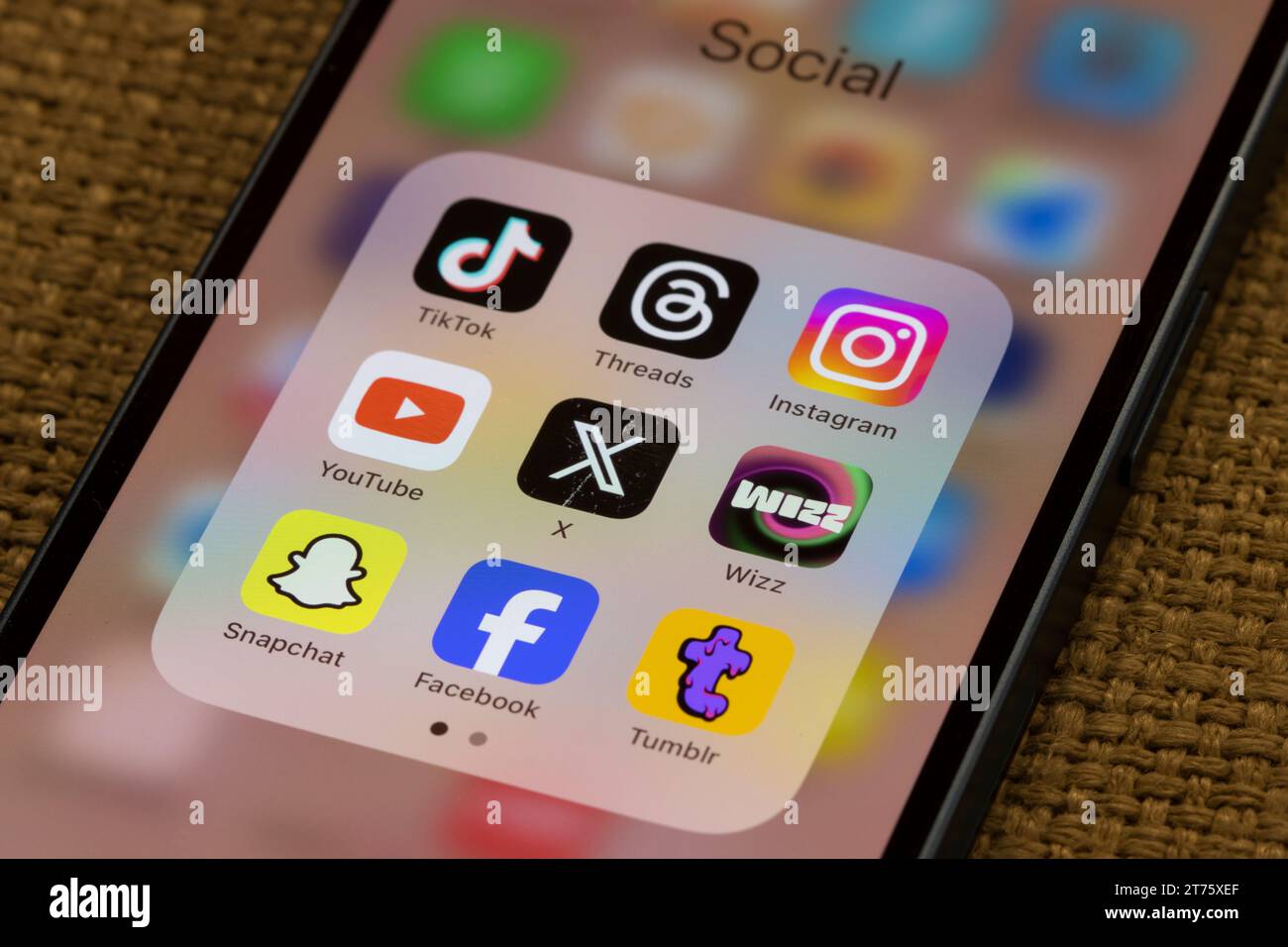 Divers médias sociaux et applications de réseautage social sont vus sur un iPhone - TikTok, threads, Instagram, YouTube, X, Wizz, Snapchat, Facebook et Tumblr. Banque D'Images