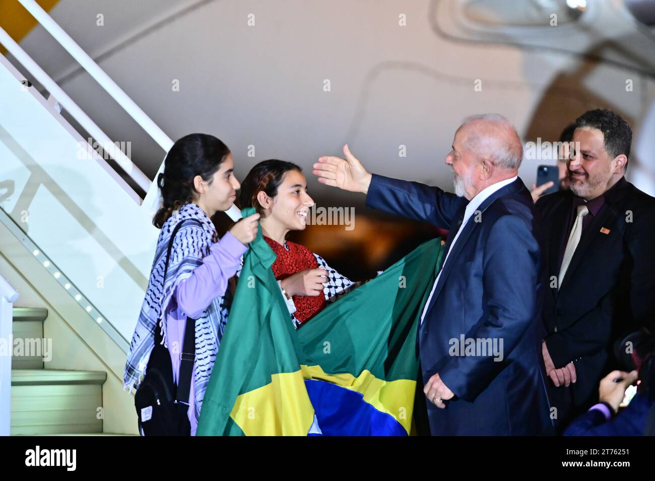 Brasilia, Brésil. 13 novembre 2023. Brasília, DF - 13.11.2023 : LULA RECEBE BRASILEIROS REPATRIADOS GAZA - photo, le président Lula salue Shahed al Banna. Ce mardi (13), le Président Lula reçoit des Brésiliens rapatriés de la bande de Gaza en Palestine. (Photo : ton Molina/Fotoarena) crédit : Foto Arena LTDA/Alamy Live News Banque D'Images