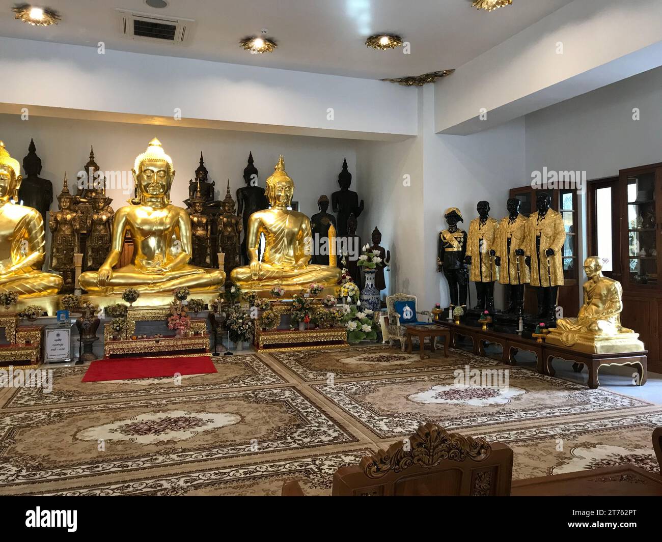 Temple bouddhiste nommé Wat That Thong dans la région d'Ekkamai, Bangkok, Thaïlande, Asie du Sud-est, comprend des statues des rois de Thaïlande Banque D'Images