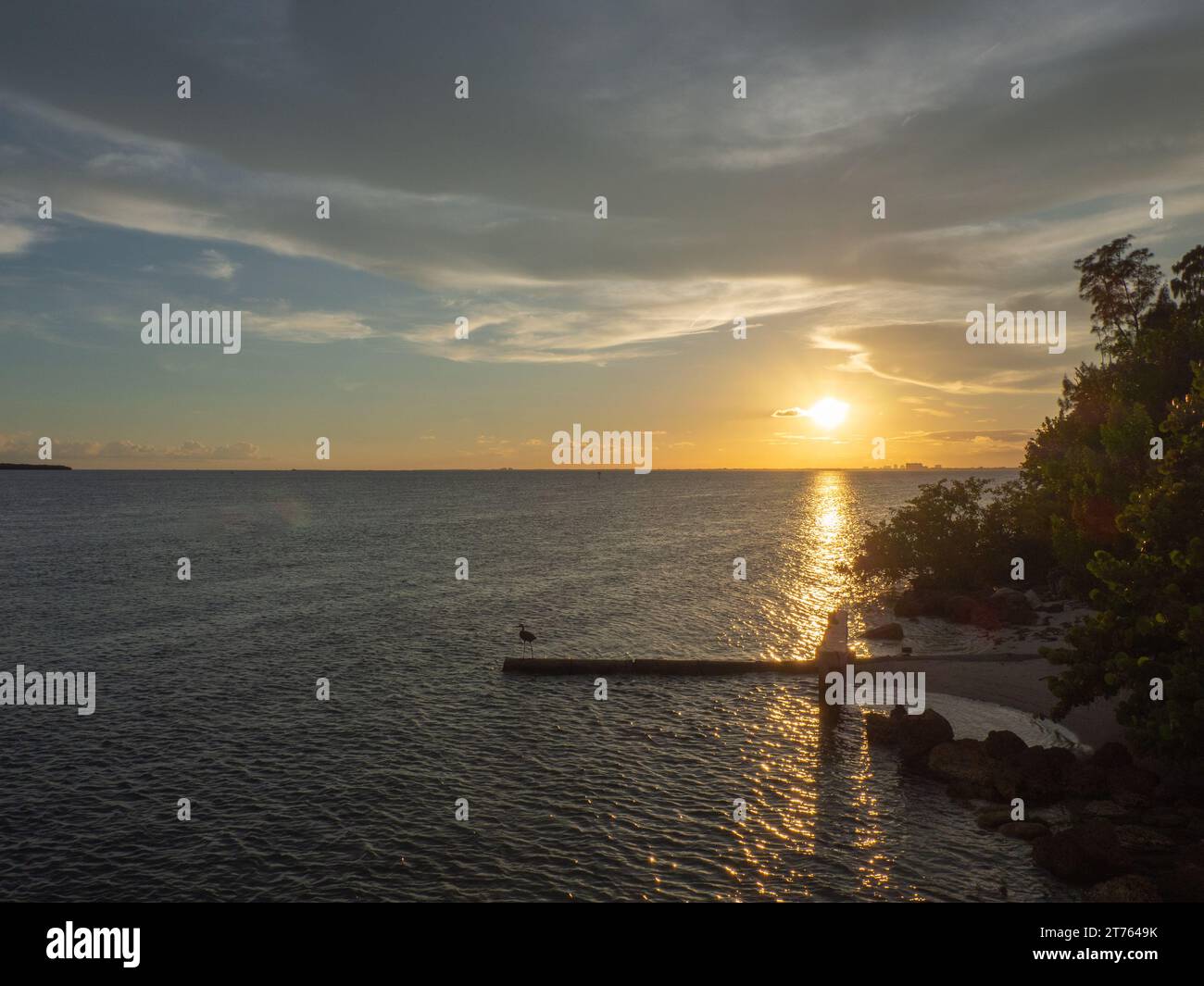 Coucher de soleil de Floride sur l'océan à une clé de Floride. Banque D'Images