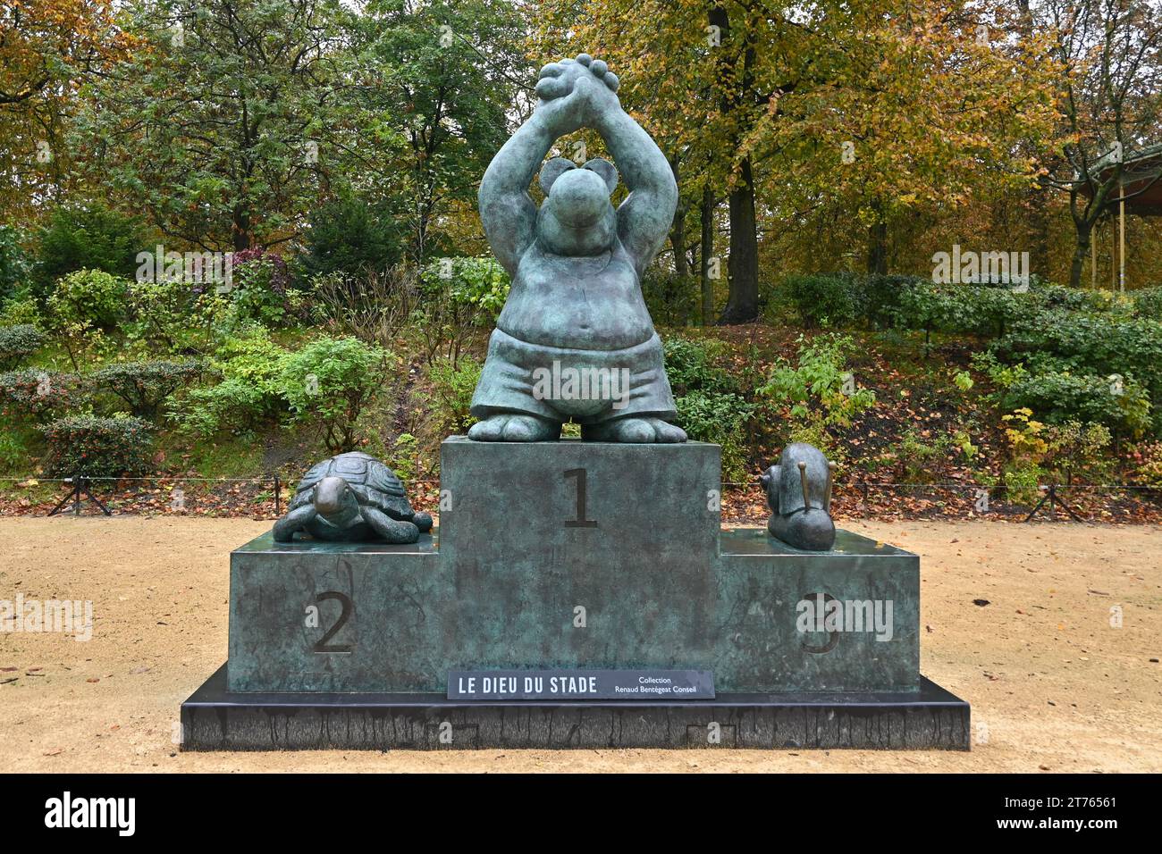 Le Chat Dieu du Stade (Collection Renaud Bentégeat Conseil) sculpture de Philippe Geluck à Brussels Park (Parc de Bruxelles) – Bruxelles, Belgique Banque D'Images