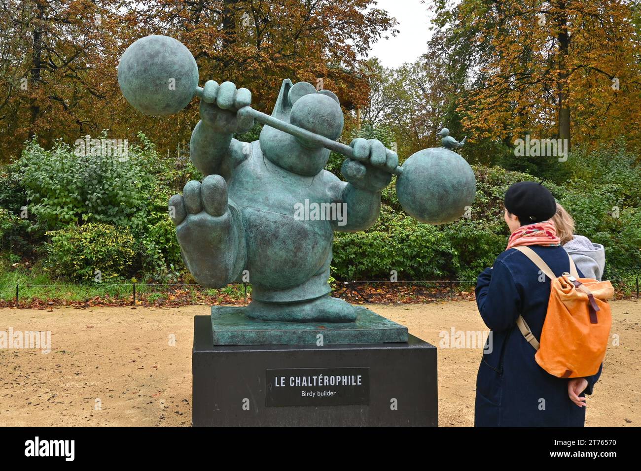 Les gens regardent la sculpture le Chat « le Chaltérophile » de Philippe Geluck à Brussels Park (Parc de Bruxelles) – Bruxelles, Belgique Banque D'Images