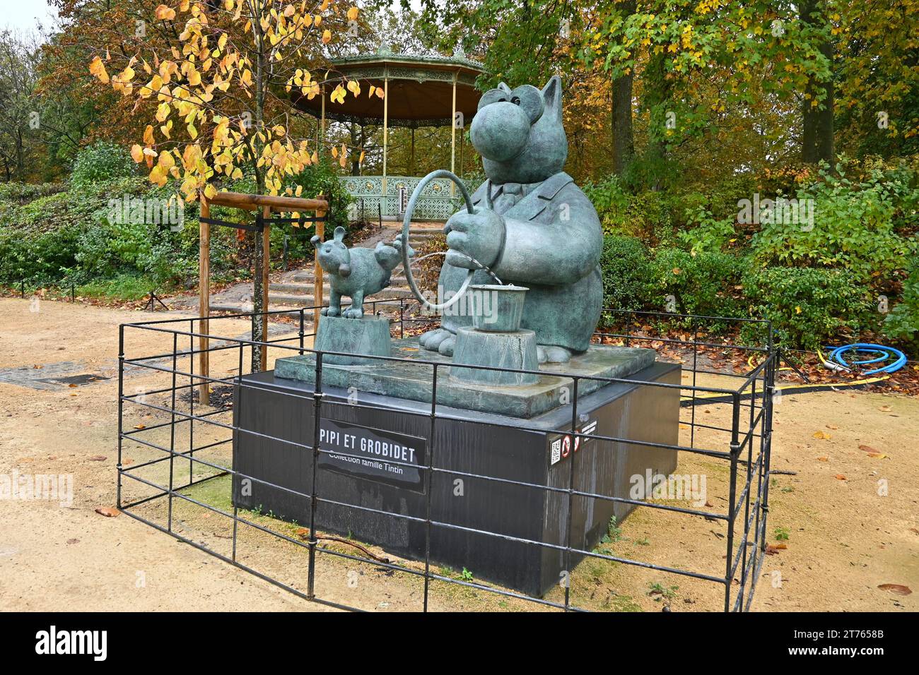 Sculpture le Chat « pipi et Grodbide » (collection famille tintin) de Philippe Geluck à Brussels Park (Parc de Bruxelles) – Bruxelles, Belgique Banque D'Images