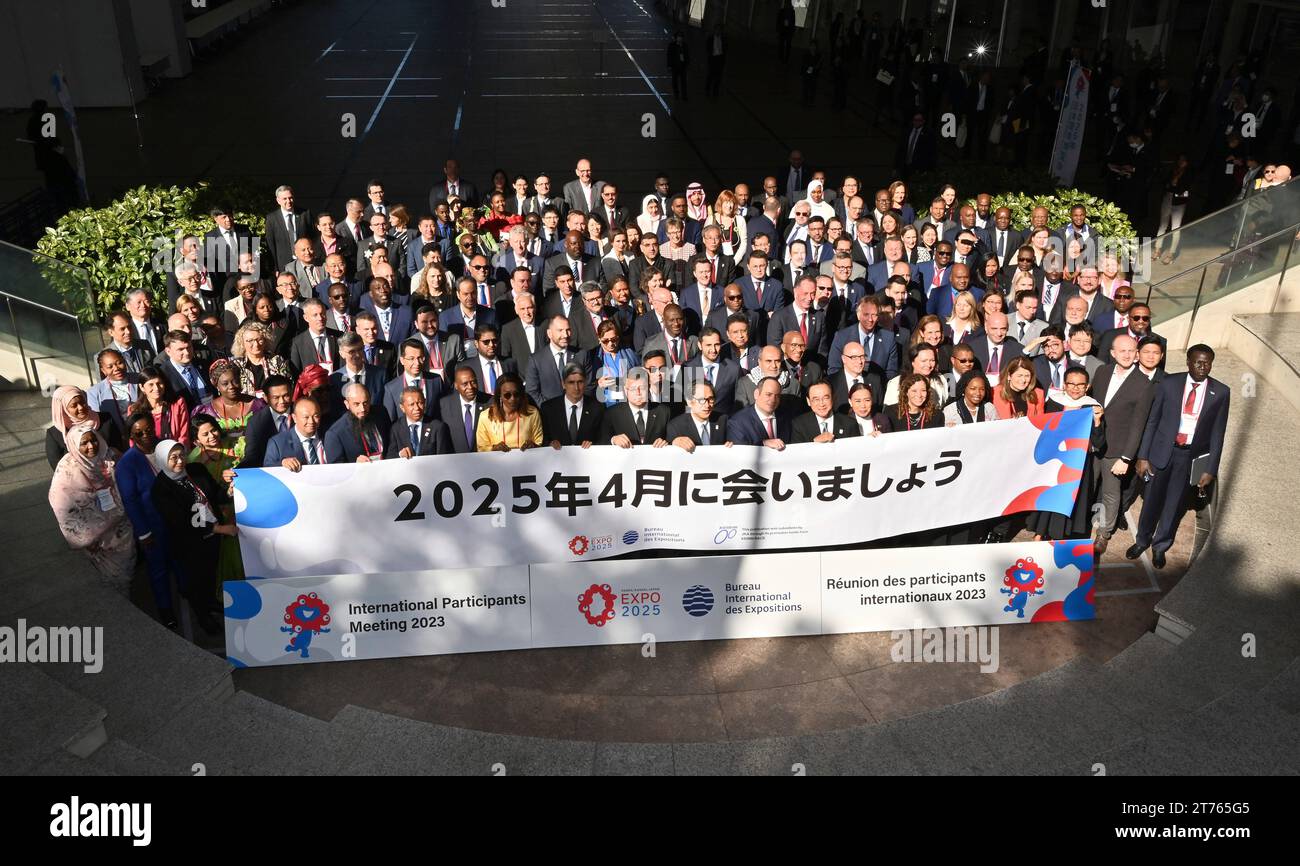 Participants pose for a photo during Expo 2025 Osaka, Kansai, Japan "International Participants Meeting 2023 Autumn" (IPM 2023 Autumn) in Osaka on Nov. 14, 2023. The meeting will be held on November 14 and 15, 2023. The EXPO 2025 will be held for 184 days from April 13 to October 13, 2025 at Yumeshima, Osaka. ( The Yomiuri Shimbun via AP Images ) Banque D'Images