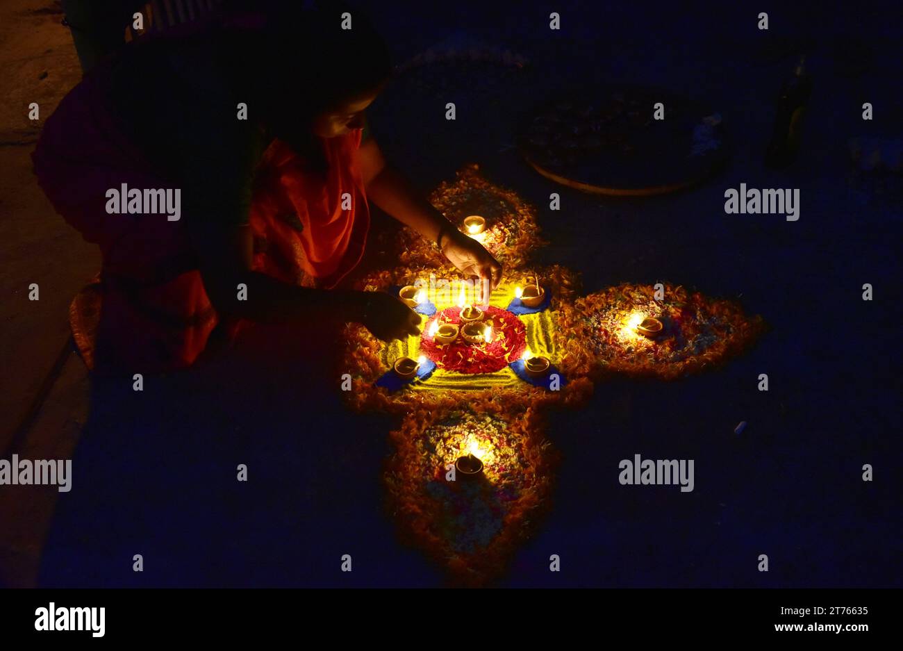 Guwahati, Guwahati, Inde. 12 novembre 2023. Une femme allume des lampes en terre pendant la célébration de Diwali, fête de la lumière à Guwahati Assam Inde le dimanche 12 novembre 2023.photo-DASARATH DEKA (crédit image : © Dasarath Deka/ZUMA Press Wire) USAGE ÉDITORIAL SEULEMENT! Non destiné à UN USAGE commercial ! Banque D'Images