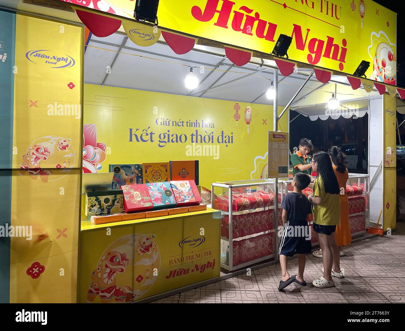 Ha Noi / Vietnam Sep 2023 : lors du festival de la mi-automne, des marques de boulangerie artisanales ont installé des stands mobiles à vendre partout dans Asia City Banque D'Images