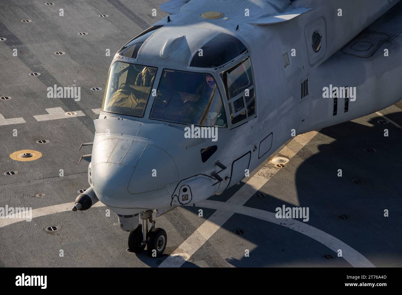 Un US Marine corps MV-22 Osprey affecté au Marine Medium Tiltrotor Squardron (VMM) 774 débarque sur l'USS New York (LPD-21) à Norfolk, Virginie, le 6 novembre 2023. Le VMM-774 fait partie de la 4e Marine Air Wing, un élément de soutien de la Réserve des Forces maritimes. Les Marines et les marins américains continuent de travailler côte à côte pour maintenir la préparation au combat pendant l'embarquement. (Photo du corps des Marines des États-Unis par lance Cpl. Jacquilyn Davis) Banque D'Images