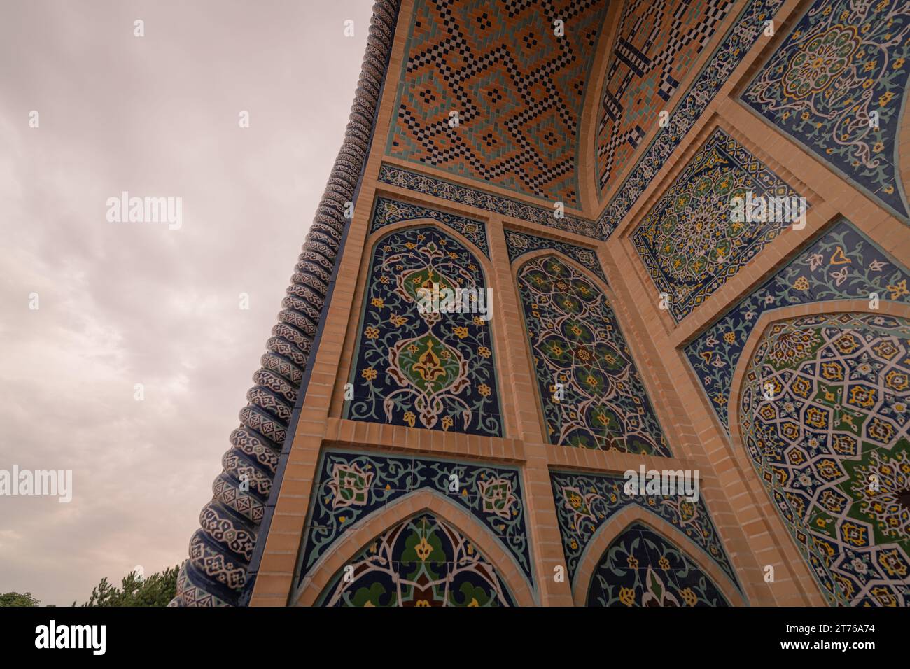 Mur carrelé de Ulugh Beg Madrasa à Samarkand, Ouzbékistan. Vue des détails des décorations extérieures, espace de copie pour le texte Banque D'Images