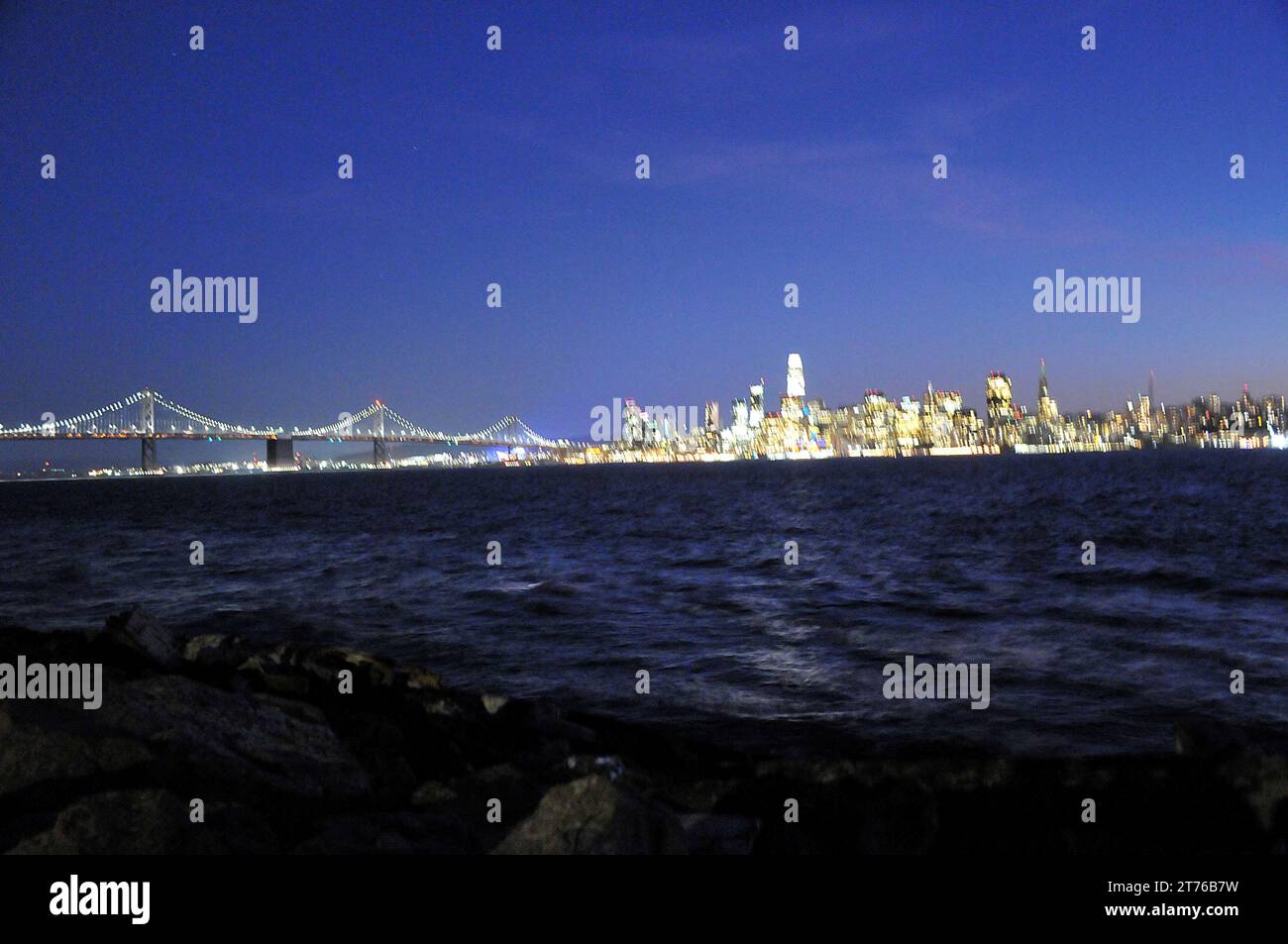 Treasure Island San Francisco /Bay Brige /california/ 12 septembre 2019/San Francisco par des lumières nocturnes et vue depuis le pont de la baie . (Photo..Francis Dean / Deanimages). Banque D'Images