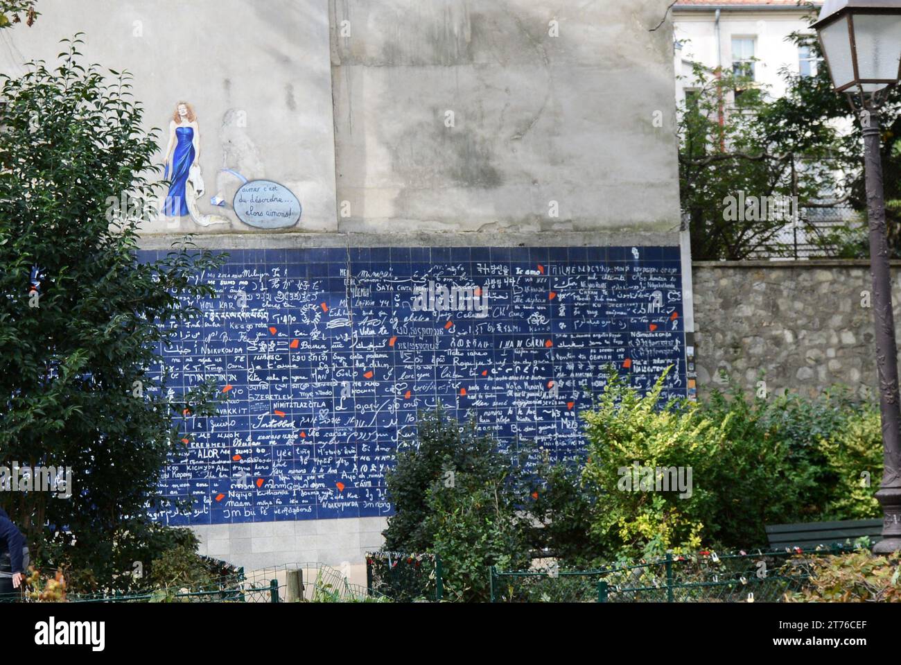 Mur d'amour sur Montmartre : 'Je t'aime' en 250 langues, par le calligraphe Fédéric Baron et l'artiste Claire Kito à Montmartre, Paris, France. Banque D'Images