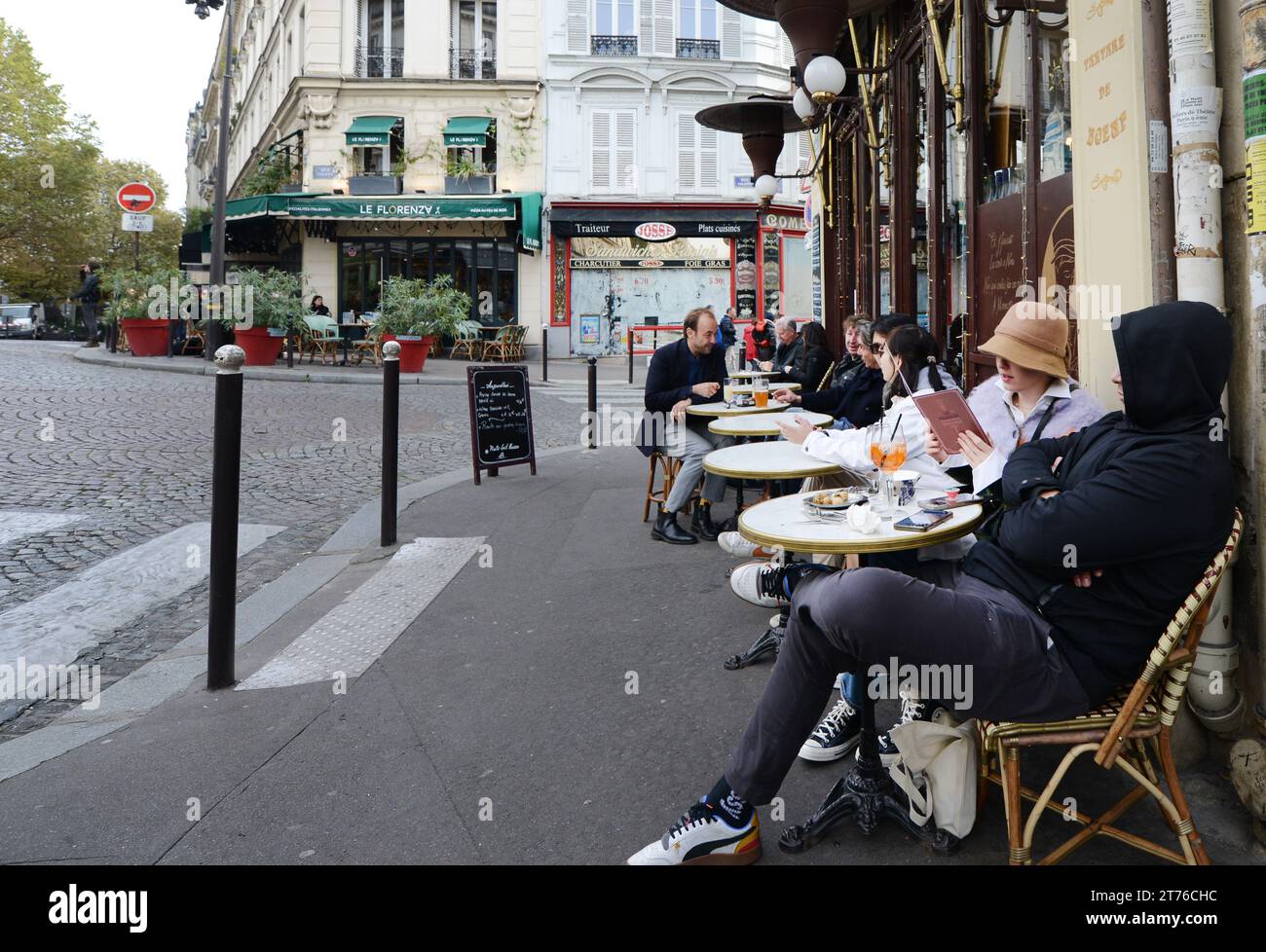 Le vibrant bar-restaurant le progrès à l'angle de la rue des trois Frères rue Yvonne le TAC à Montmartre, Paris, France. Banque D'Images