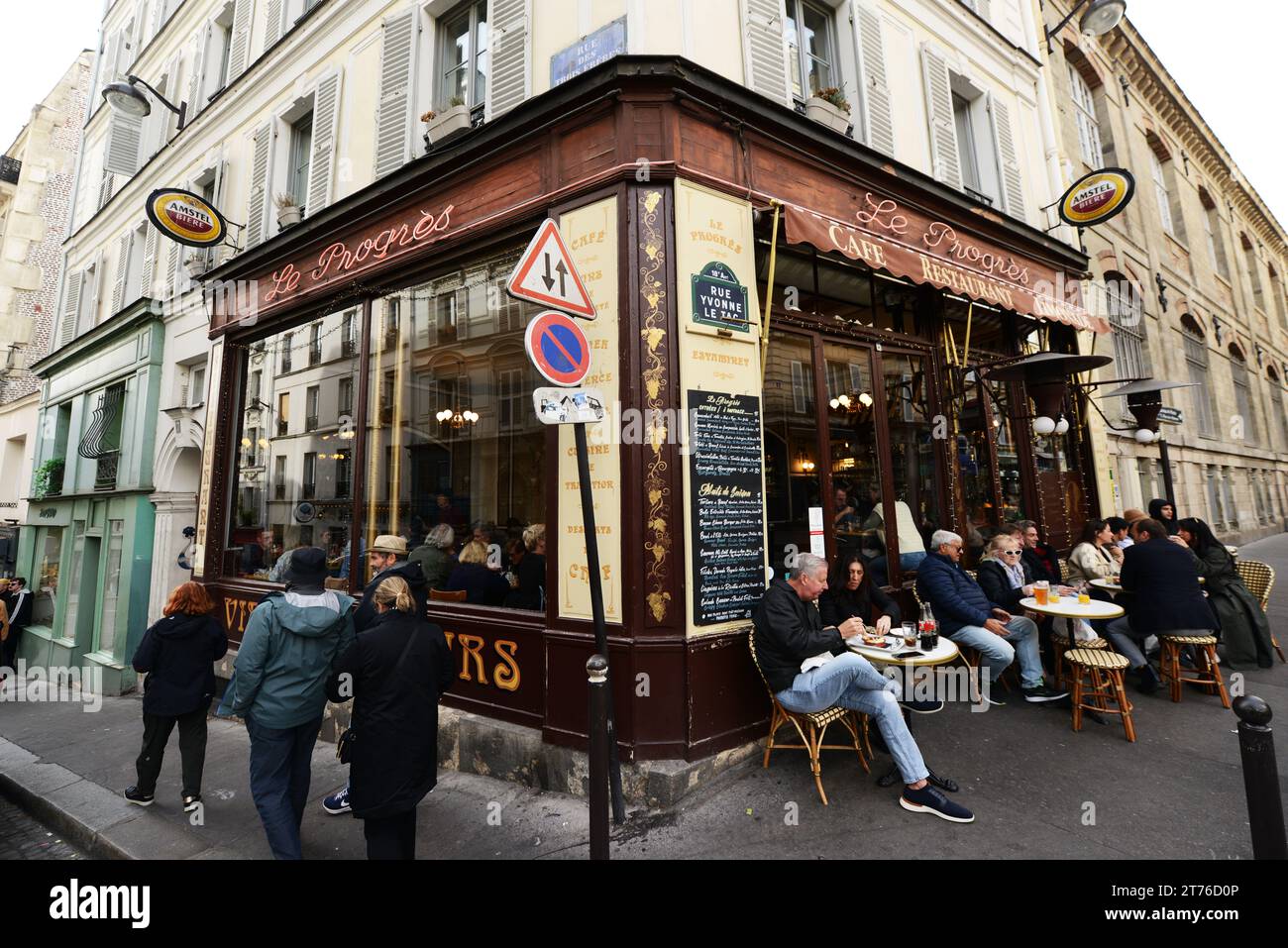 Le vibrant bar-restaurant le progrès à l'angle de la rue des trois Frères rue Yvonne le TAC à Montmartre, Paris, France. Banque D'Images