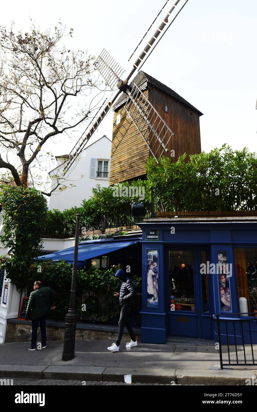 Restaurant le Moulin de la Galette installé dans un ancien moulin à vent à Montmartre, Paris, France. Banque D'Images