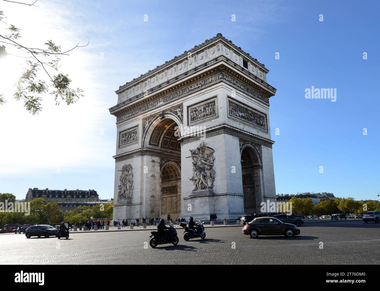 L'Arc de Triomphe vu des champs-Élysées à Paris, France. Banque D'Images