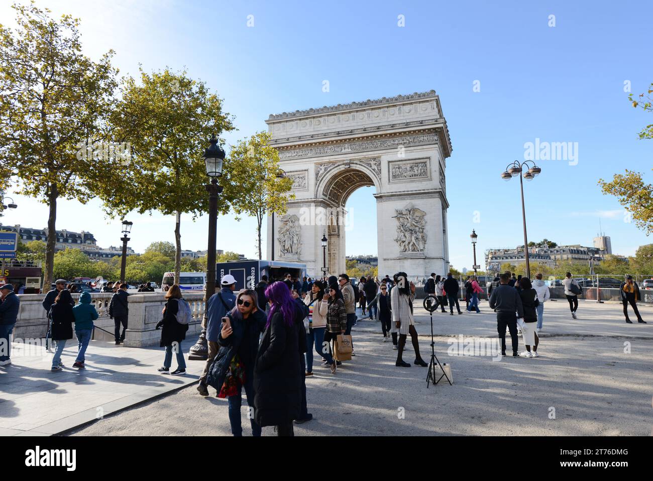 L'Arc de Triomphe vu des champs-Élysées à Paris, France. Banque D'Images
