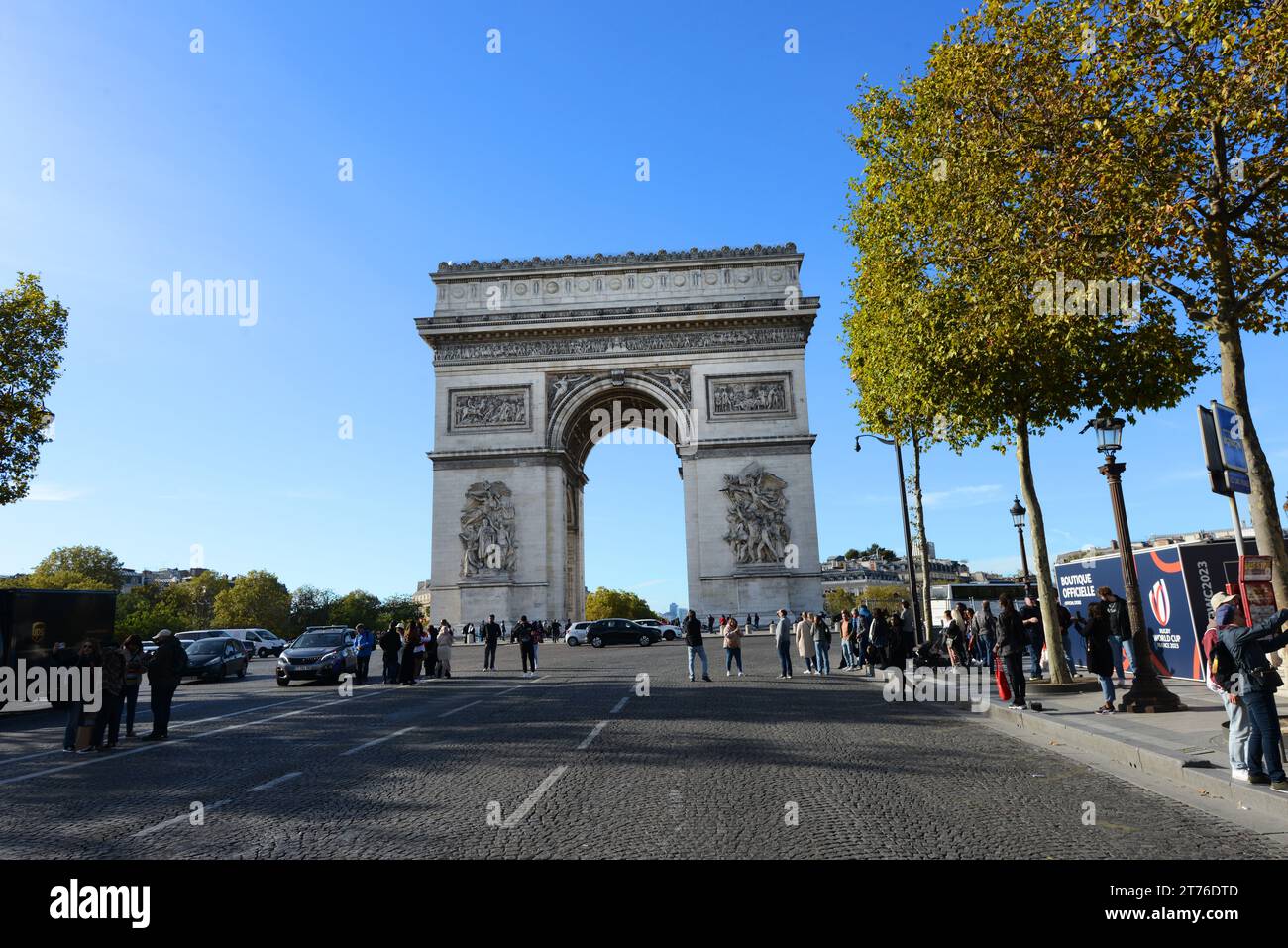 L'Arc de Triomphe vu des champs-Élysées à Paris, France. Banque D'Images