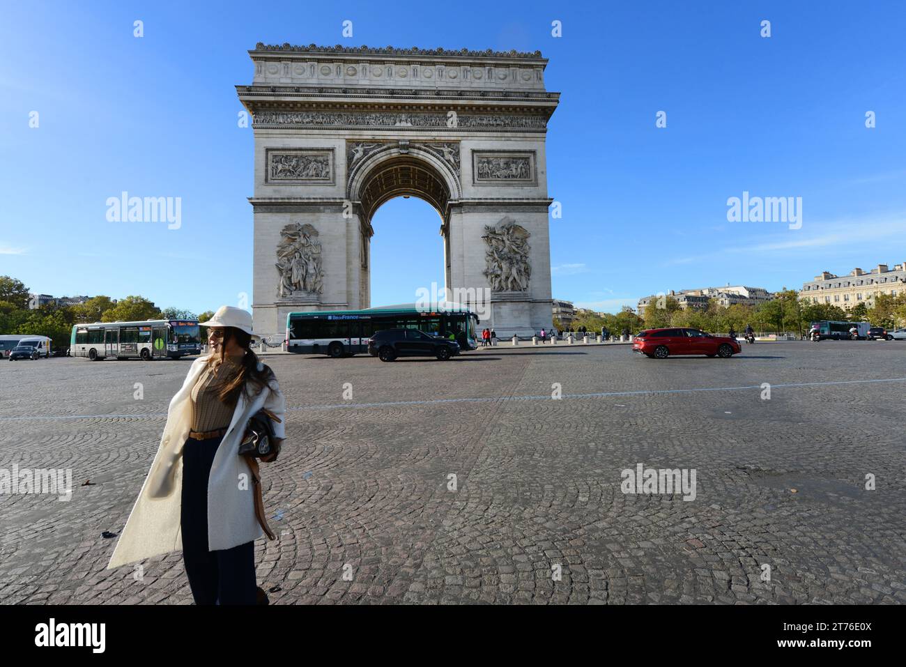 L'Arc de Triomphe vu des champs-Élysées à Paris, France. Banque D'Images