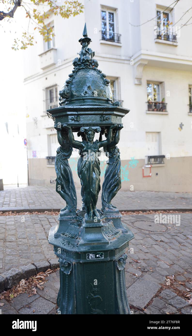 Fontaine Wallace à la place Emile Goudeau à Montmartre, Paris, France. Banque D'Images