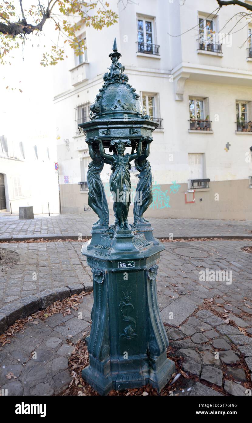 Fontaine Wallace à la place Emile Goudeau à Montmartre, Paris, France. Banque D'Images