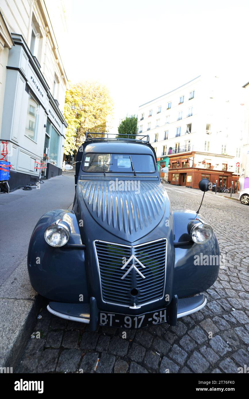 Citroën 2CV des années 1950 à Montmartre, Paris, France. Banque D'Images