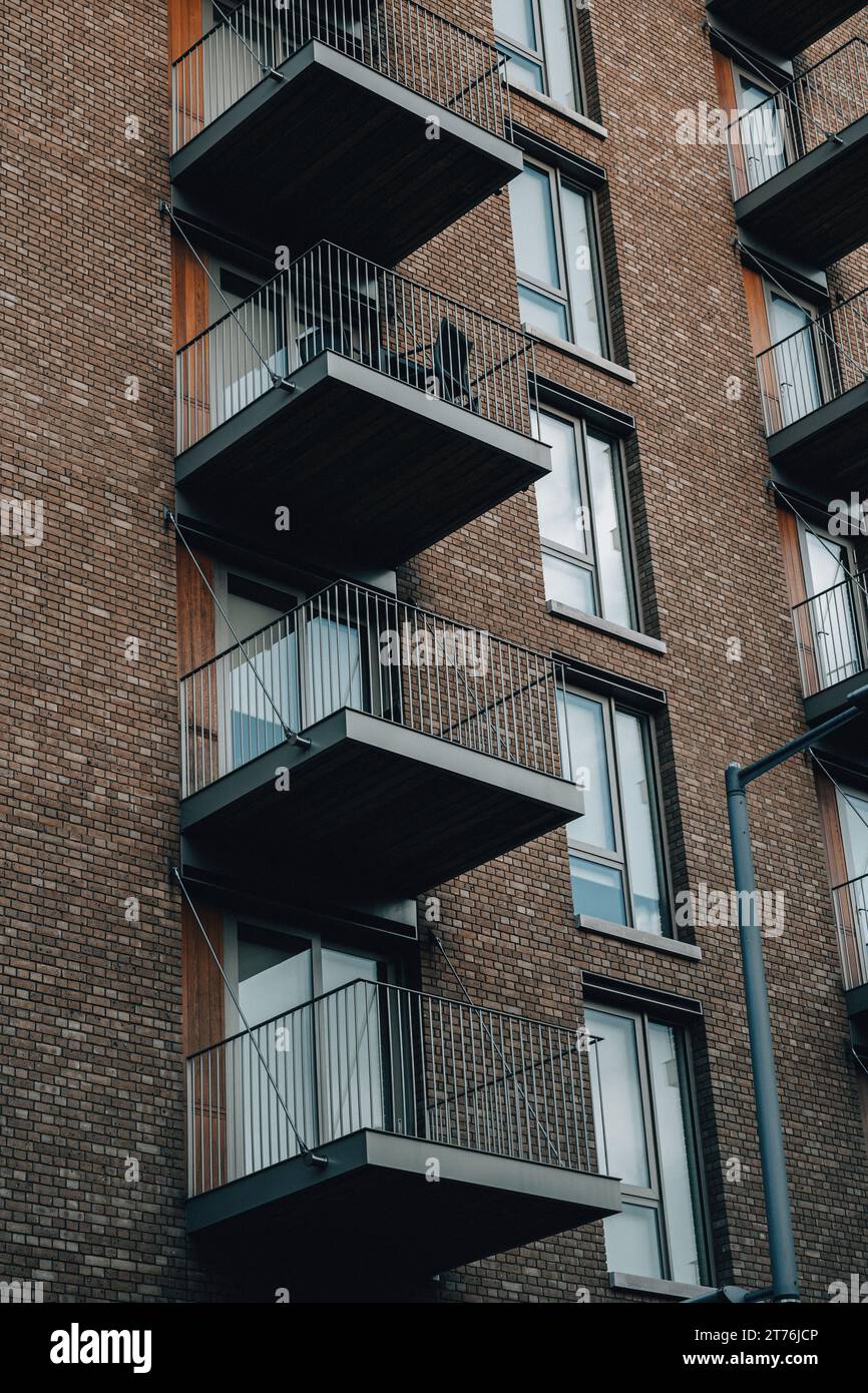 Une verticale d'un bâtiment en brique avec balcons Banque D'Images
