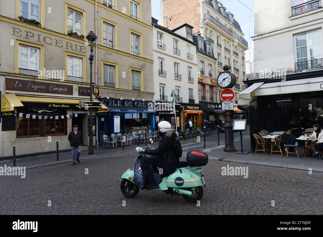 Cafés et restaurants de la place de la Contrescarpe dans le quartier Latin à Paris, France. Banque D'Images