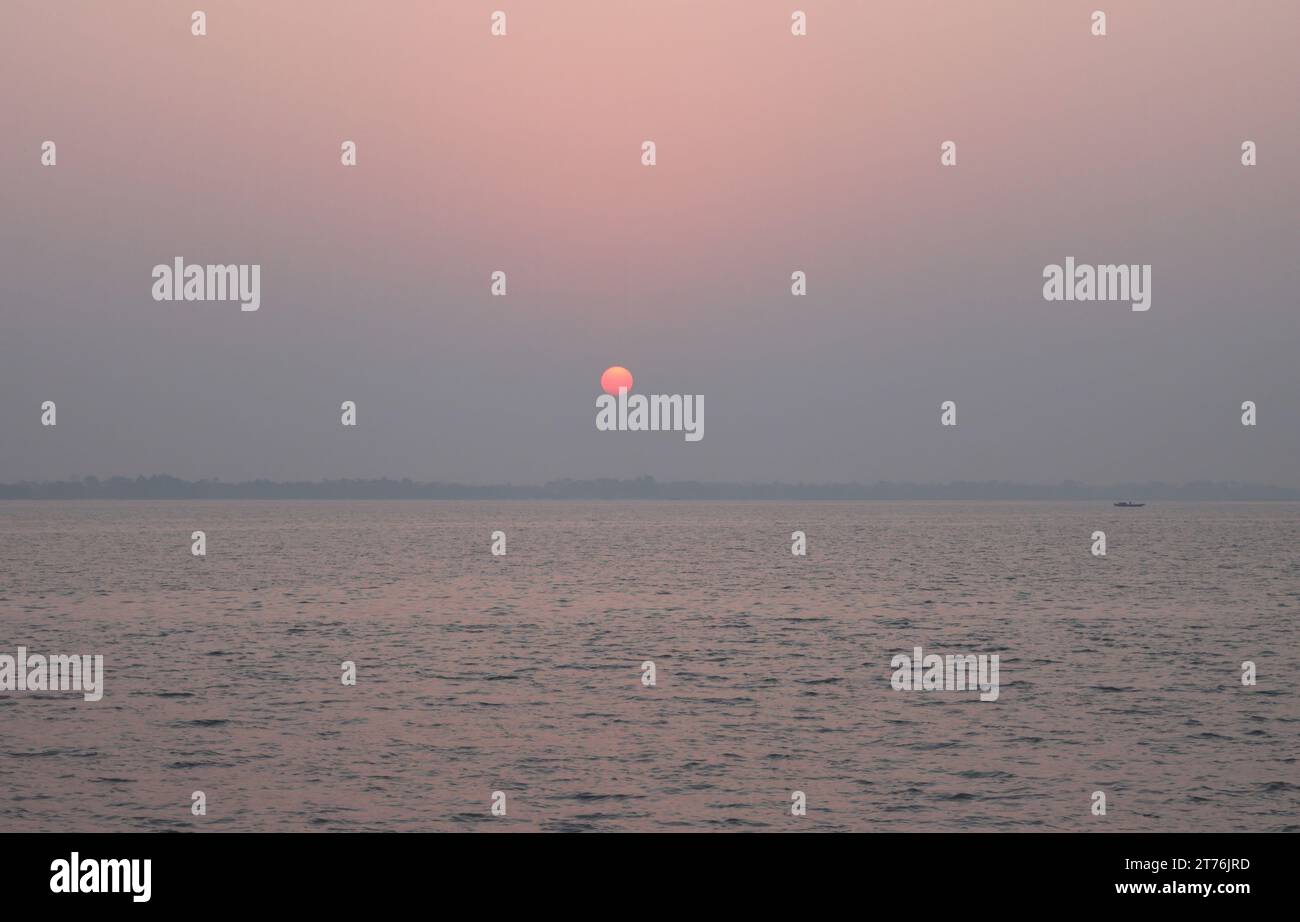 Coucher de soleil à sundarban. sundarbans est une région naturelle comprenant le sud du Bangladesh et une partie de l'état indien du Bengale occidental. Banque D'Images