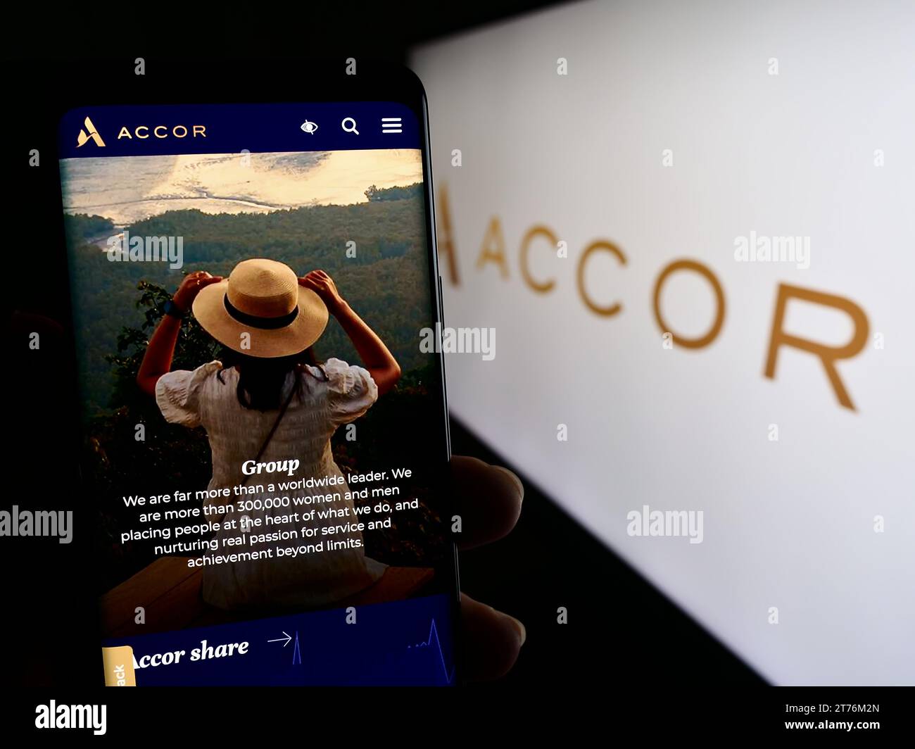 Personne détenant un téléphone portable avec la page Web de la société hôtelière française Accor S.A. devant le logo de l'entreprise. Concentrez-vous sur le centre de l'écran du téléphone. Banque D'Images
