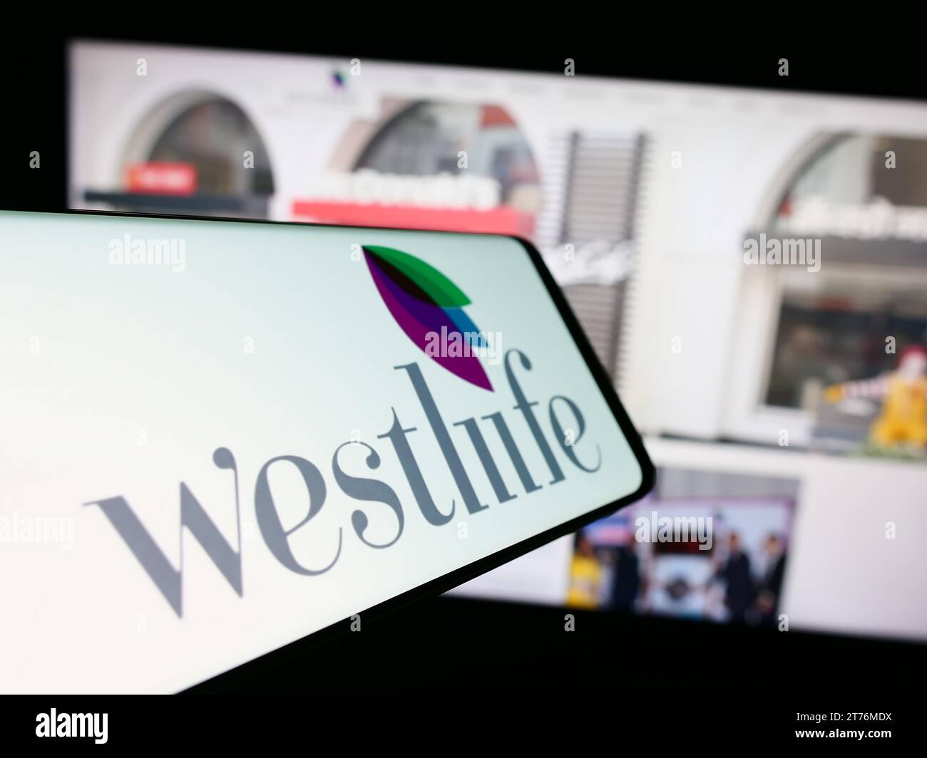 Smartphone avec le logo de la société indienne de restauration rapide Westlife Foodworld Limited devant le site Web de l'entreprise. Concentrez-vous sur le centre-droit de l'écran du téléphone. Banque D'Images