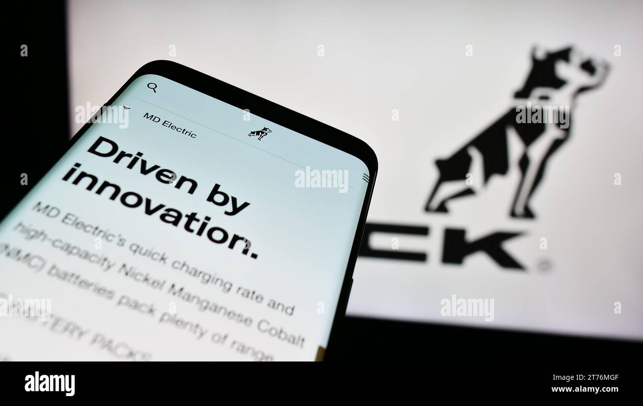 Smartphone avec le site Web de la société américaine de fabrication de camions Mack Trucks Inc. Devant le logo. Effectuez le focus sur le coin supérieur gauche de l'écran du téléphone. Banque D'Images