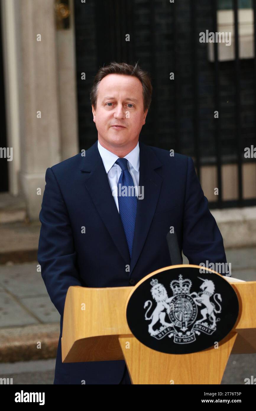 David Cameron devant le numéro 10 Downing Street avec sa femme Samantha et leurs enfants, ont un câlin familial, comme il le quitte pour la dernière fois en tant que Premier ministre, après avoir démissionné de son poste après le référendum sur l'UE. Plus tard aujourd'hui, Theresa May sera installée comme nouvelle première ministre après avoir rencontré sa Majesté la reine Elizabeth II au palais de Buckingham. Theresa May devient la deuxième femme Premier ministre en Grande-Bretagne, Margaret Thatcher a été la première. Nouveau Premier ministre britannique . . Londres, Royaume-Uni . . 13.07.2016 Banque D'Images