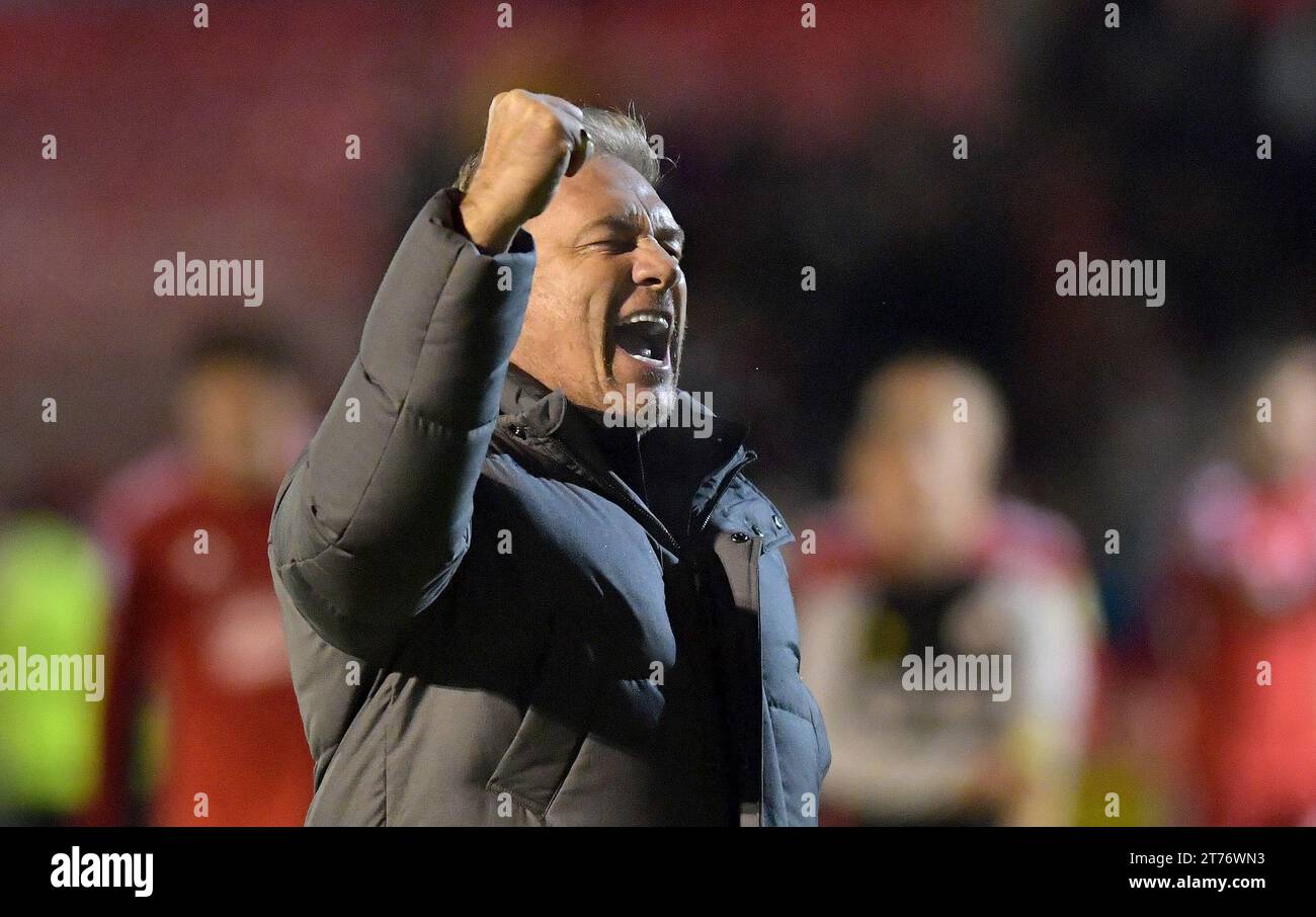 Scott Lindsey, entraîneur de Crawley, célèbre la victoire lors du match Sky Bet EFL League Two entre Crawley Town et Accrington Stanley au Broadfield Stadium , Crawley , Royaume-Uni - 11 novembre 2023 photo Simon Dack / Telephoto Images usage éditorial only. Pas de merchandising. Pour les images de football des restrictions FA et Premier League s'appliquent inc. Aucune utilisation Internet/mobile sans licence FAPL - pour plus de détails contacter football Dataco Banque D'Images