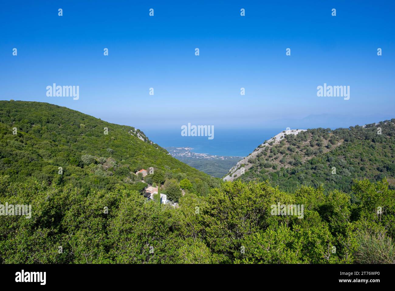 Vue à travers une vallée à la mer sur Corfou, Grèce, UE Banque D'Images