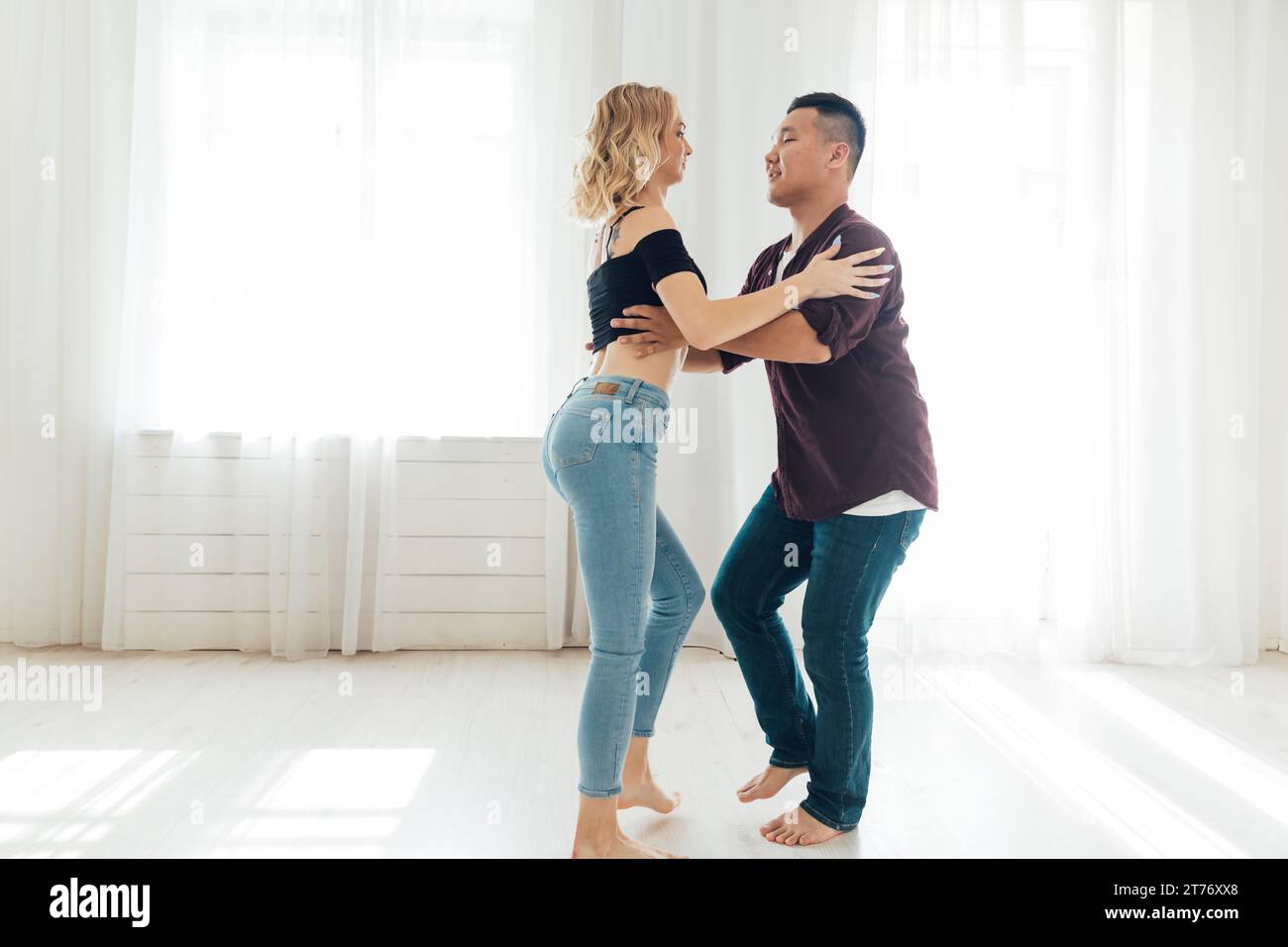 un homme et une femme dansent dans la salle du studio latin bachata Banque D'Images